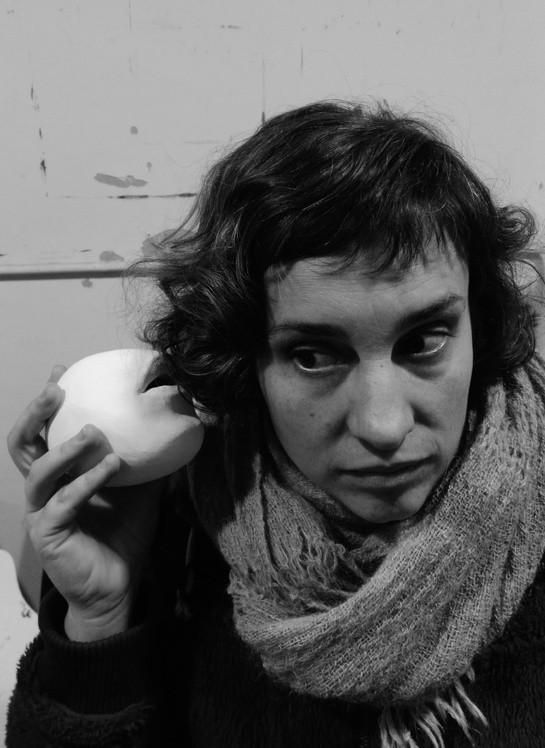 Portrait noir et blanc de Morgan Vincent tenant un oeuf